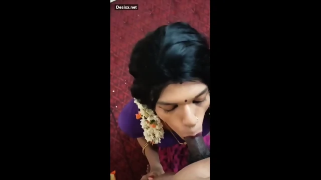 Desi shemale paid blowjob to customer