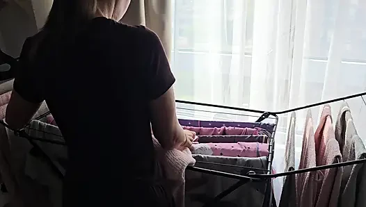 Distracted his wife from household chores and cum in her pussy.
