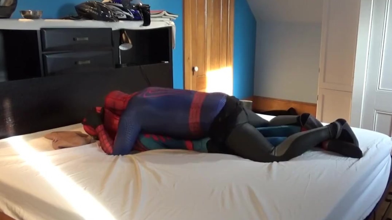 spiderman in dolphin wetsuit humps spiderman
