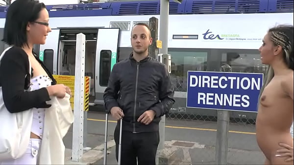 Passing through Brittany, Gwenanie treats herself to a crazy exhibition at the station!