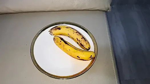 Stick a 25cm Banana in My Big Pussy to Satisfy the Horniness I Feel