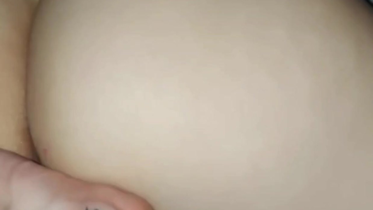 Gata com tesão rebola e toma dedada anal
