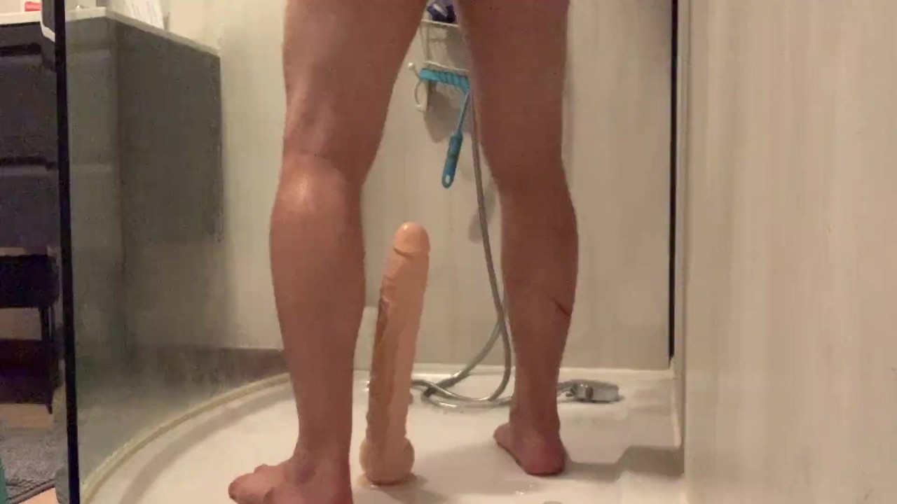 Grote dildo in men kont