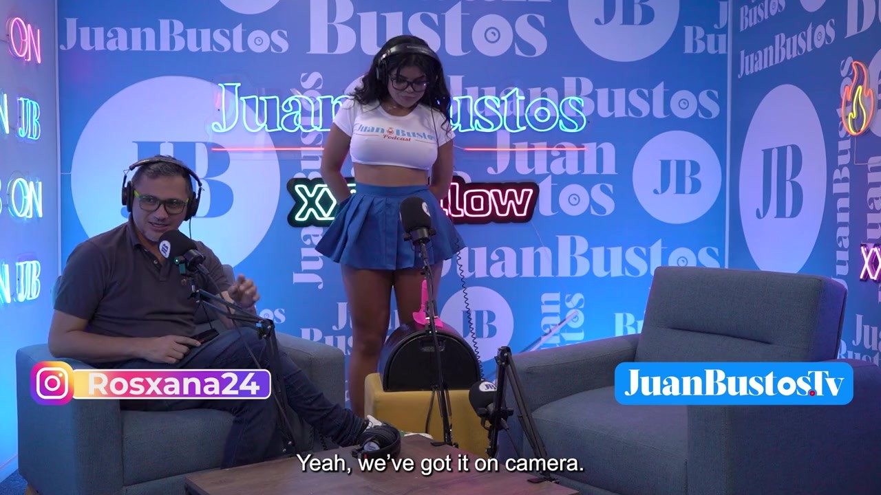 LATINA de tetas gigantes RosxanaGutierrez penetrada por la FUCK MACHINE en Juan Bustos Podcast