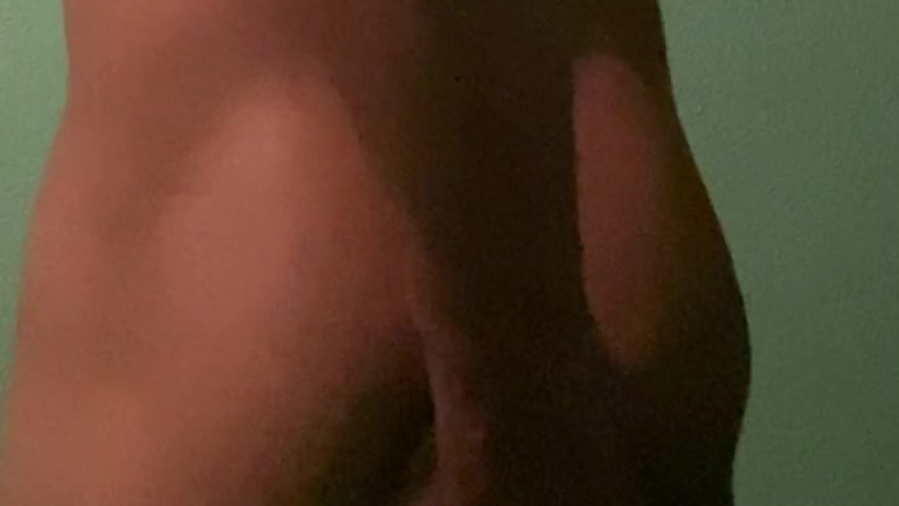Mi culo virgen no aguanta mis dildos y me saco la leche