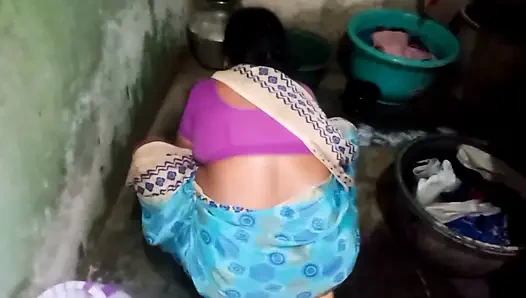 Indian saree whashing housewife sex with homemade