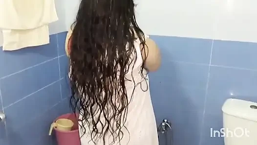 Desi Bhabhi rubbed her pussy while bathing in the bathroom