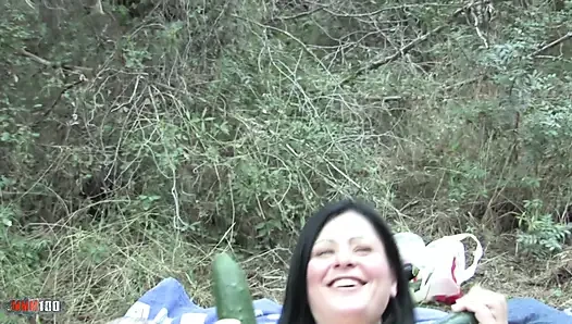 Viky Dayananda: a Chck Introduce Veggies in Her Pussy Before Fisting Herself