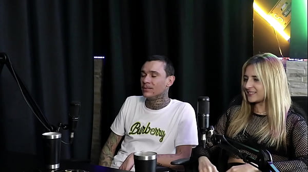 She feels angry with those who cancel a date, she sells handjobs and she doesn't like flirting and went out with a football player - Yasmin Pariz & Ktal Vagabundo do Bom (SHEER/RED)