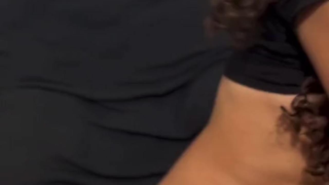 Le chupo la vagina a mi esposa y me la cojo hasta venirme