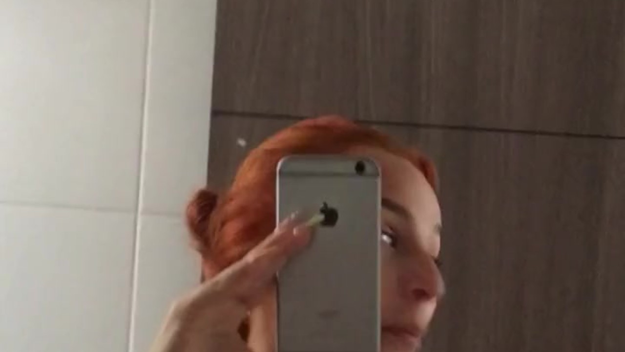 HOT FRIEND RECORDS HERSELF IN THE BATHROOM OF HER HOUSE SHOWING HER TITS