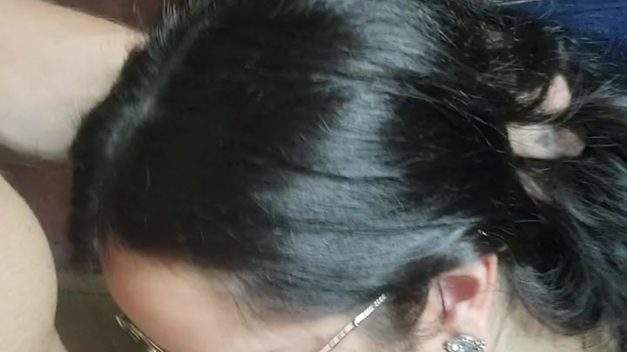Nerd safadinha Debora Prado fez um boquete desleixado no meu pau grande antes do rolê