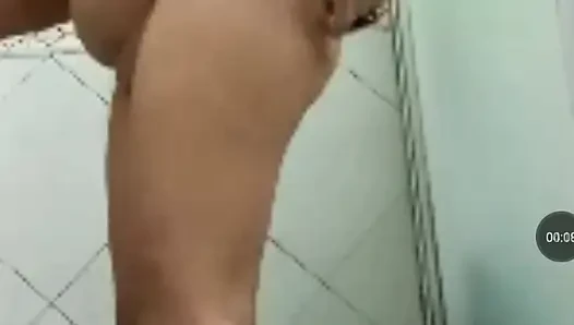 She taking a bath while im in jercking