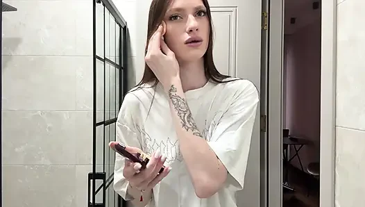 I was wearing makeup in the bathroom, but my horny boyfriend fucked me and cummed in me