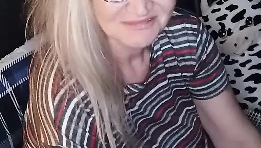 Hot BBW Momma Takes Care Of Her Beautiful Pussy!