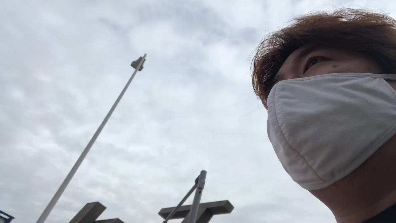 金沢の街をブラブラと歩く男