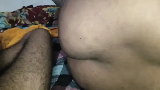 Gaon Ki Bhabhi ko Pahli Baar uska Devar chodta hai Aur Bhabhi ki Chut Chudwa Kar Kaali kar deta hai