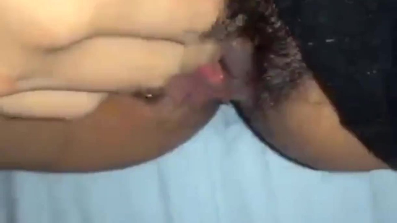 Sola en casa. masturbandome hasta quedar mojadita