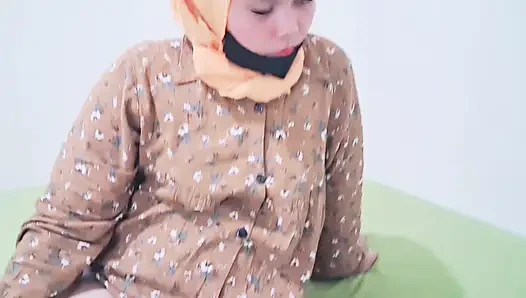 24-year-old Muslim woman in a hijab having sex with her boss in an apartment-full video porn indonesian viral