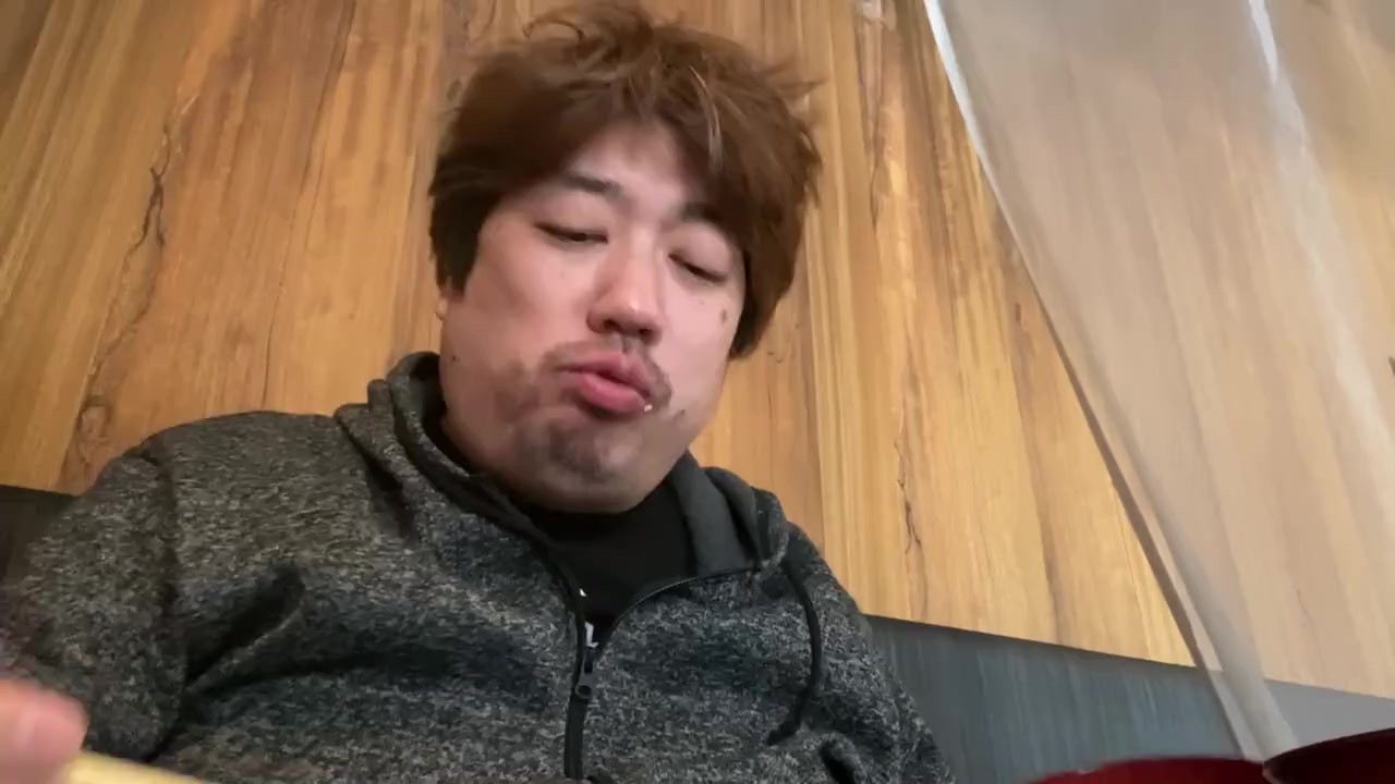 定食を食べる様子を撮影しました。