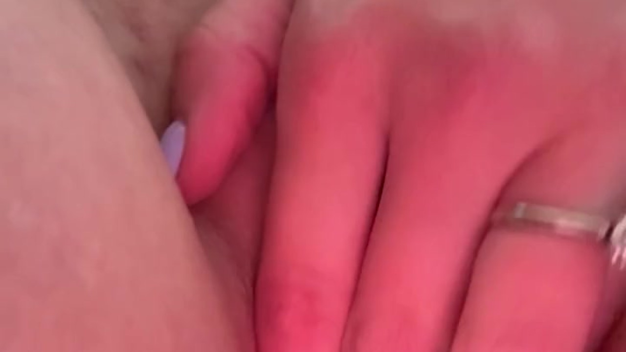 MILF Wet pussy solo play
