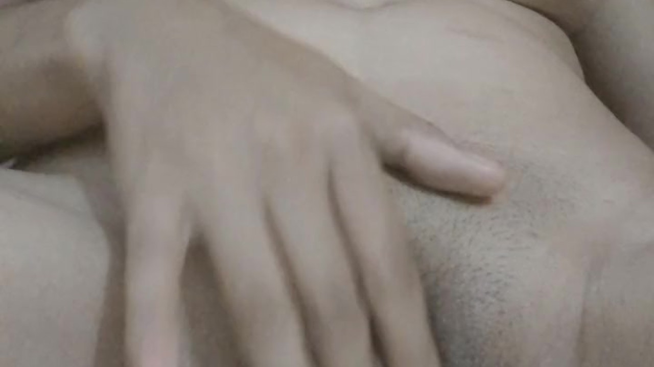 Jugando con mi vagina mojada ,metiendome los dedos hasta el fondo ,quiero ser tu putita