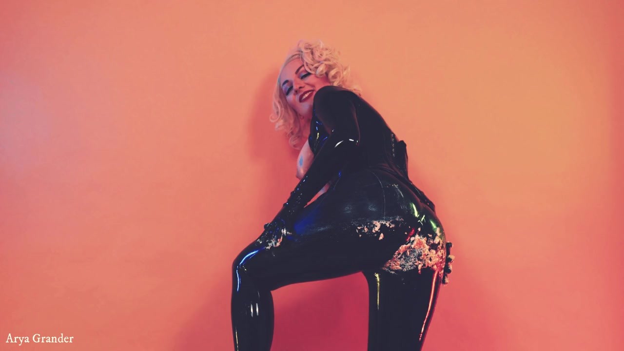 Hot Blonde Latex Kinky MILF