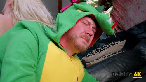 DADDY4K. Sex with a Daddy in Spartan Cosplay wasn't part of her plans ft. Juicy Santa & Sandra Sweet