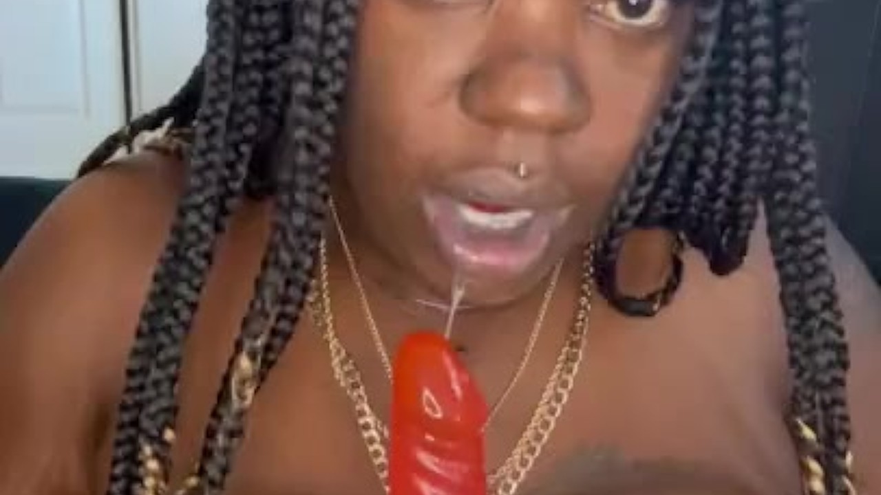 Ebony fucking her self cumming hard