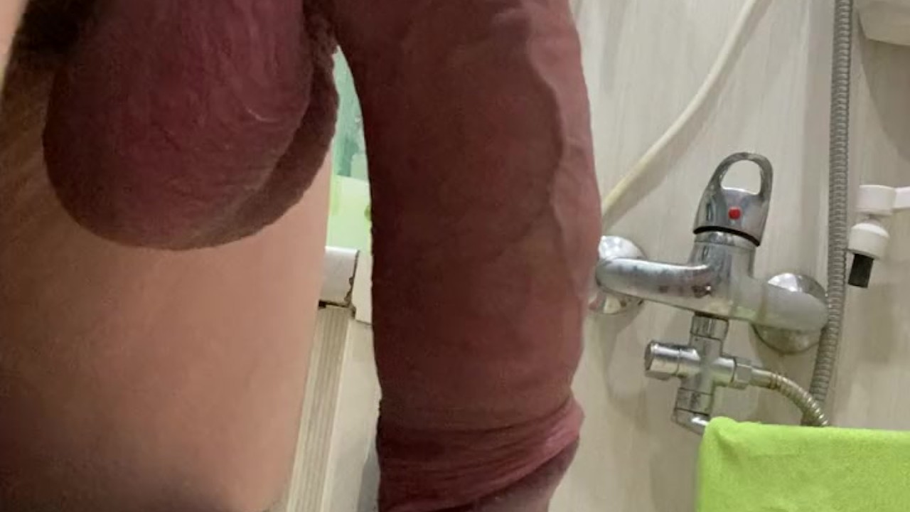 I pee standing in the bathtub without hands in two streams))