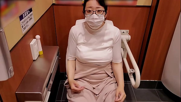 A married woman masturbates in the store's toilet while shopping
