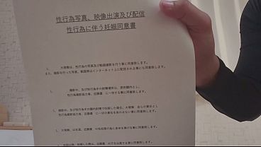 Flat-chested, flesh-toilet housewife completes sex contract with another man's cock! [Amateur cumshot filming] Mai, a 40-something housewife who loves cumshots and has a shaved pussy.