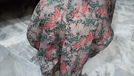 Muslim Wife gets stuck and husband can helped