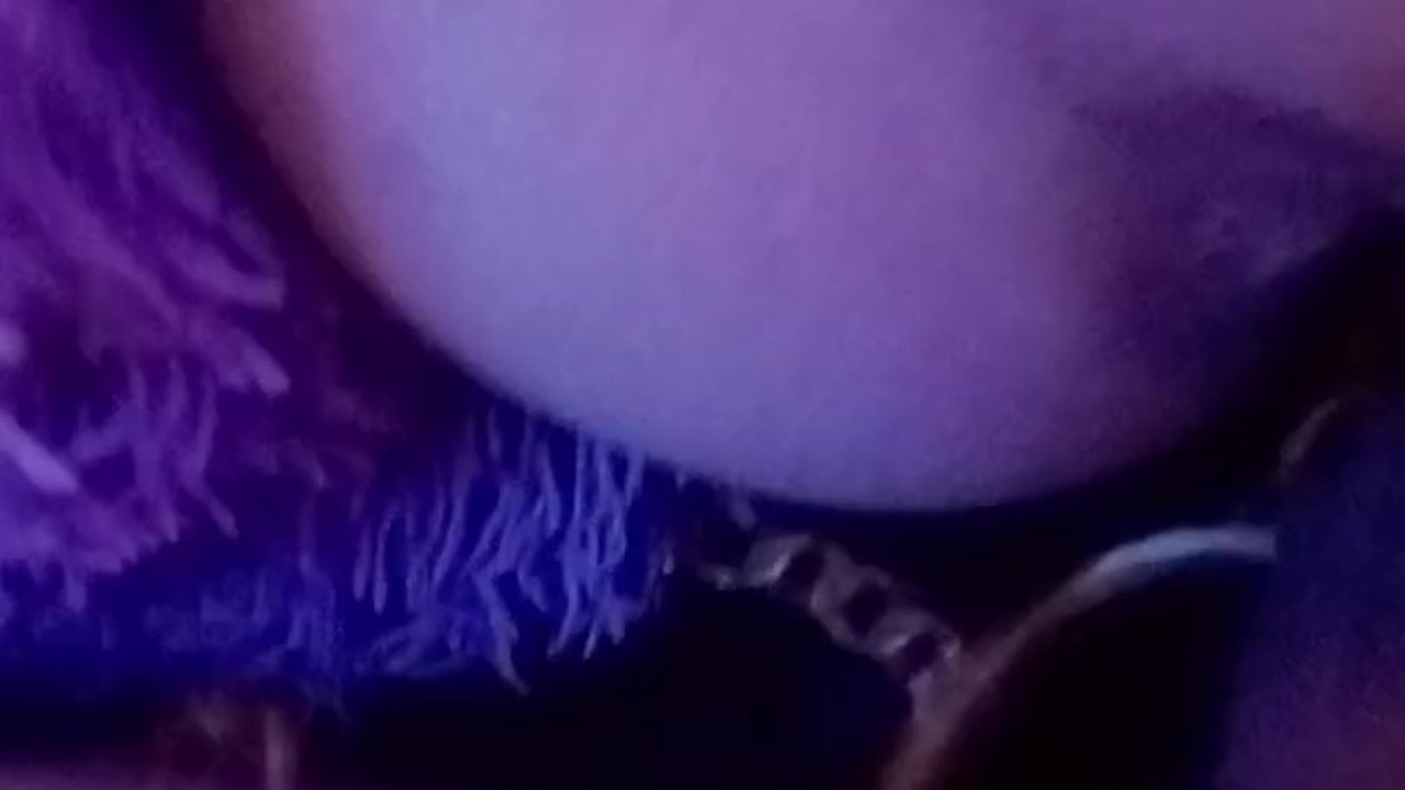 Me agarra y me pone en 4