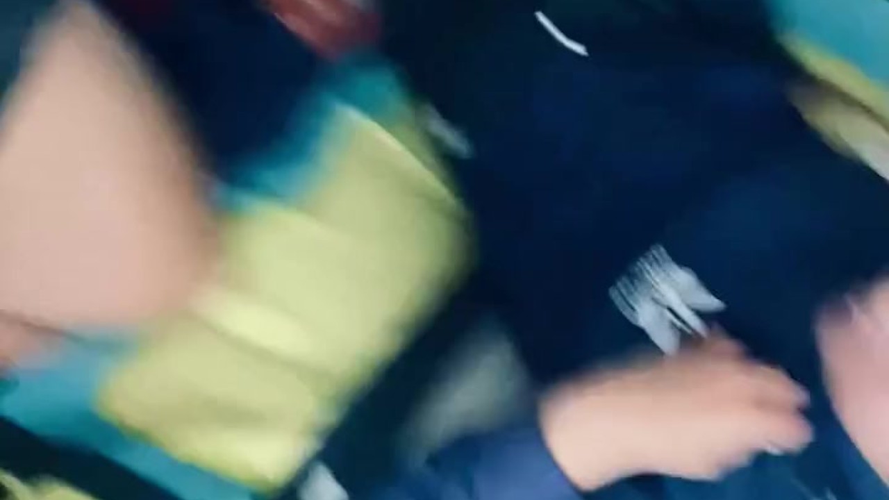 Esposa caliente sacándole la LECHE a su Esposo