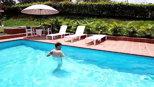 I Meet a Beautiful Big Ass Girl in a Hotel and We End up Fucking After Oiling Her Body