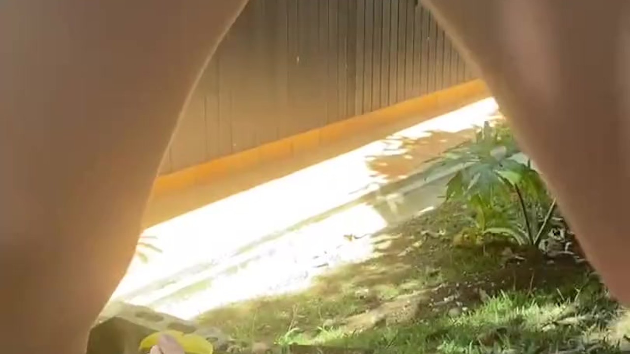 Making PEEE , ¡Oriname encima POR FAVOR! Girl pissing in a hairy pussy