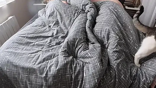 A summer afternoon nap, the passionate sex of an amateur couple when they wake up