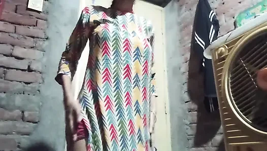 Desi Bihari randi hot viral masterbating mms showing and massaging hairy pussy .