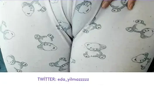 CAMELTOE- SWOLLEN PUSSY- RUBBING PUSSY WITH PAJAMA