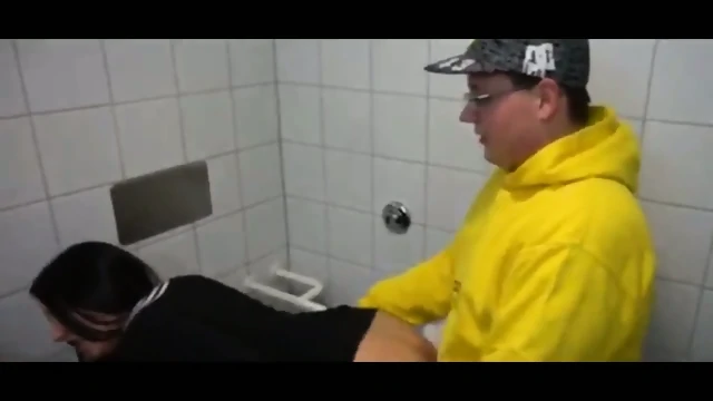 Vollbusige Deutsche Brünette Mag Meinen Kleinen Schwanz