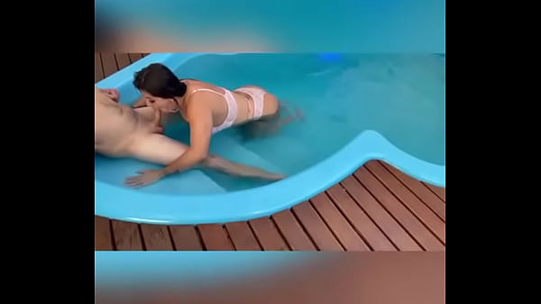 Knowing a motel in another city , I had sex at the pool