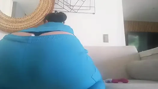 MILF I'm very horny that I end up touching my big ass and masturbating until I squirt