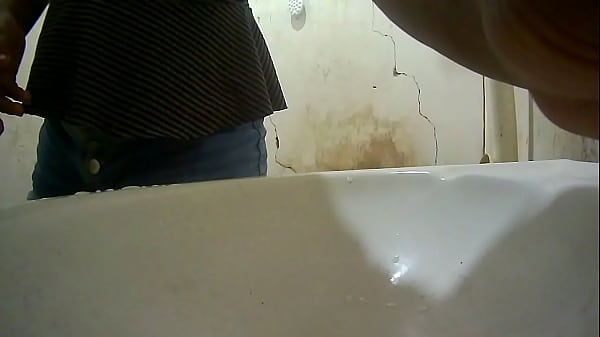 pissing in the bathroom en foot