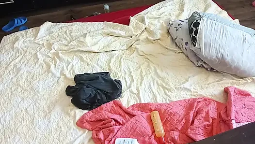 Mateur Wife Gives Me a Handjob Until I Cum, Hot Amateur Couple Foreplay in the Bedroom