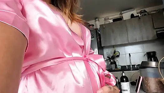 4 months pregnant gives me her delicious milk