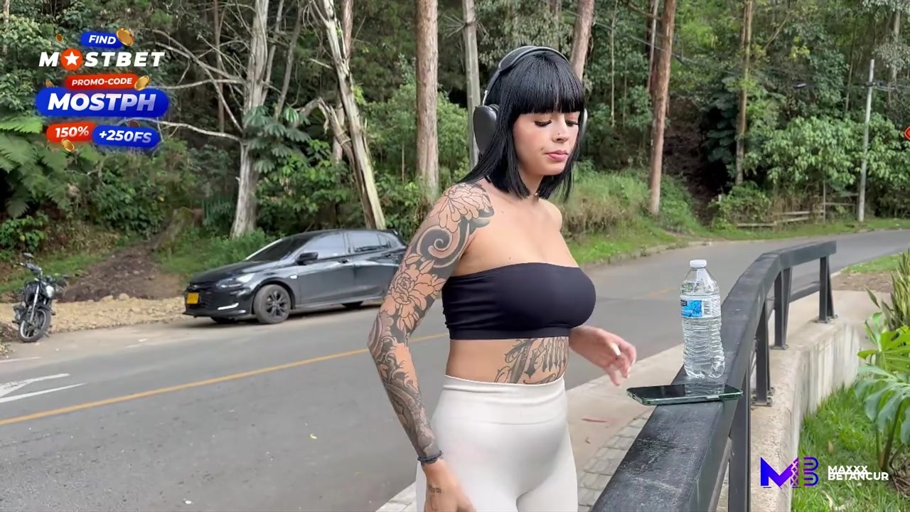 Colombian girl gets into a stranger's car to get fucked wildly - Max Betancur & Luna Vitaler